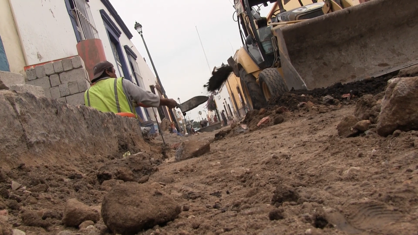 Trabajador realizando maniobras en calles de Cadereyta