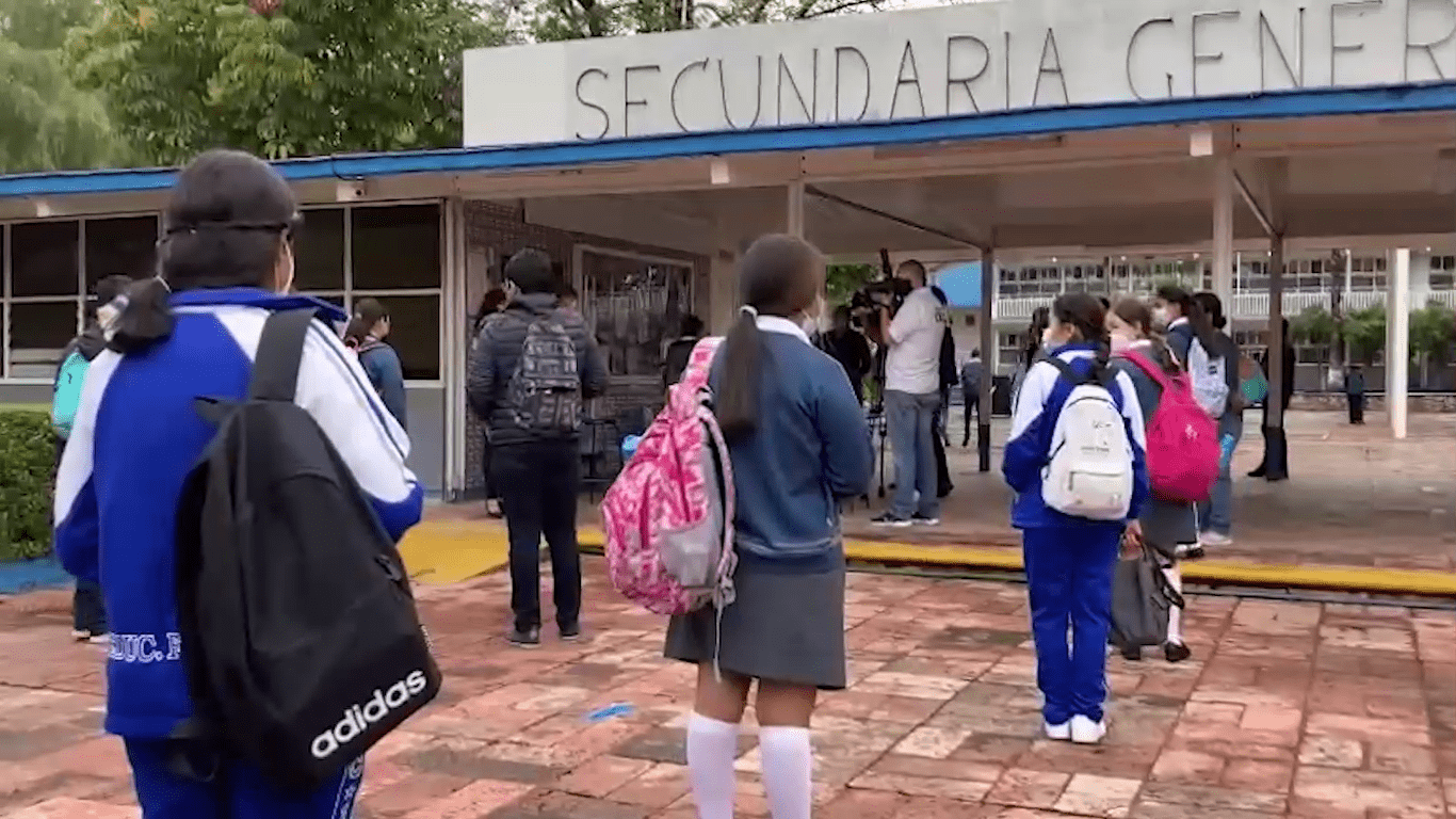 Niños entrando a la Escuela